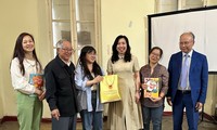 Thứ trưởng Bộ Ngoại giao Lê Thị Thu Hằng gặp gỡ cộng đồng người Việt tại Bordeaux, Pháp và trao tặng sách tiếng Việt 