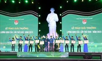 42 outstanding young individuals receive Luong Dinh Cua award