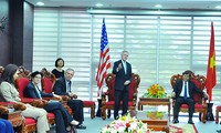 Министр военно-морских сил США Рэй Мабус посетил город Дананг
