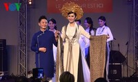 Знакомство жителей планеты с вьетнамским платьем «аозяй» 