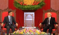 Генеральный секретарь ЦК КПВ Нгуен Фу Чонг принял посла Лаоса