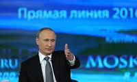 Владимир Путин начал в прямом эфире отвечать на вопросы россиян