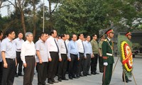 Премьер Вьетнама Нгуен Суан Фук зажёг благовония в память о павших солдатах