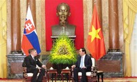 Руководители государства и парламента Вьетнама приняли премьера Словакии