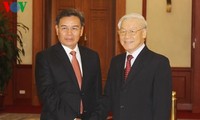 Генсек ЦК КПВ Нгуен Фу Чонг принял делегацию ЦК Фронта национального строительства Лаоса
