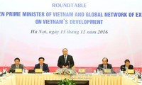 Нгуен Суан Фук принял участие в круглом столе по развитию Вьетнама
