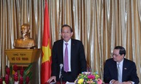 Вице-премьер Чыонг Хоа Бинь посетил посольство Вьетнама в Сингапуре