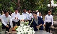 Нгуен Тхи Ким Нган посетила кладбище Хангзыонг в уезде Кондао