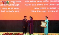 Церемония вручения орденов партии и государства Вьетнама высшим руководителям Лаоса
