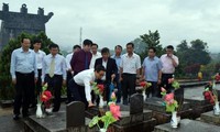 Вице-премьер Ву Дык Дам навестил семьи льготной категории в провинции Контум