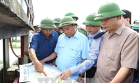 Премьер-министр Нгуен Суан Фук проверил ситуацию после наводнения в провинции Ниньбинь