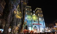 Посещение собора и церквей в Ханое во время Рождества Христова