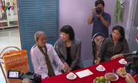 По всему Вьетнаму вручают новогодние подарки малоимущим семьям