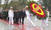 Руководители Вьетнама посетили Мавзолей Хо Ши Мина по случаю Дня образования КПВ