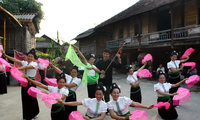 Как занимаются туризмом представительницы народности Таи в общине Тачай
