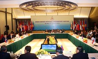 เวียดนามเข้าร่วมการประชุมสภาประชาคมเศรษฐกิจอาเซียนครั้งที่๙	