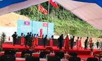 ประชาชนลาวแสดงความยินดีต่อความสำเร็จของการเสร็จสิ้นการปักหลักพรมแดนทางบกเวียดนาม ลาว
