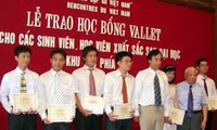 มอบทุนการศึกษา Odon Valletให้แก่นักศึกษาและนักวิจัยรุ่นใหม่ของเวียดนาม  