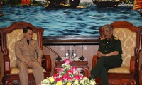 รัฐมนตรีช่วยว่าการกระทรวงกลาโหมเวียดนามให้การต้อนรับคณะทูตทหารไทย