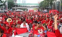กลุ่มคนเสื้อแดงจัดการเดินขบวนสนับสนุนรัฐบาลไทย