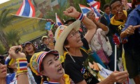 การชุมนุมครั้งใหญ่ทำให้สถานการณ์ความไม่สงบในไทยตึงเครียดมากขึ้น