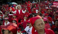 กลุ่มคนเสื้อแดงชุมนุมในเขตชานเมืองกรุงเทพฯ