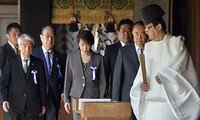 รัฐมนตรี๒คนของญี่ปุ่นเยือนศาลเจ้ายาสุคุนิ