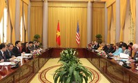 บรรดาผู้นำรัฐบาลเวียดนามให้การต้อนรับผู้นำของพรรคเดโมแครตในสภาล่างสหรัฐ