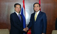 นายกรัฐมนตรีเวียดนามพบปะกับนายกรัฐมนตรีไทยในกรอบการประชุมสุดยอดอาเซียนครั้งที่๒๖