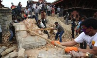 จำนวนผู้เสียชีวิตจากเหตุแผ่นดินไหวในประเทศเนปาลเพิ่มขึ้นกว่า๗๐๐๐คน