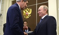 ประธานาธิบดีรัสเซียให้การต้อนรับรัฐมนตรีว่าการกระทรวงการต่างประเทศสหรัฐ ณ เมืองโซชิ