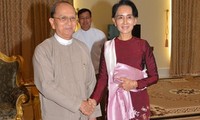 ประธานาธิบดีพม่าหารือกับผู้นำพรรคNLDเกี่ยวกับการถ่ายโอนอำนาจทางการเมือง