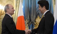 ผู้นำรัสเซียและญี่ปุ่นหารือเกี่ยวกับปัญหาระหว่างประเทศที่ให้ความสนใจร่วมกัน