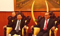 ผู้นำกัมพูชาให้การต้อนรับคณะกรรมการวิเทศสัมพันธ์ส่วนกลางของพรรคคอมมิวนิสต์เวียดนาม 