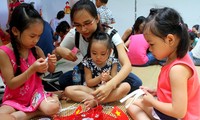 กิจกรรมฉลองเทศกาลไหว้พระจันทร์ให้แก่เด็กที่พิพิธภัณฑ์ชาติพันธุ์เวียดนาม