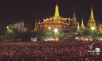 ภาพที่งดงาม ณ สนามหลวง ชาวไทยร่วมร้อง "เพลงสรรเสริญพระบารมี" 