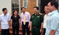 รัฐมนตรีว่าการกระทรวงกลาโหมเวียดนามพบปะกับผู้มีสิทธิ์เลือกตั้งในจังหวัดห่านาม