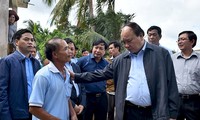 นายกรัฐมนตรีเวียดนามกำชับให้มอบที่ดินและช่วยเหลือประชาชนในการก่อสร้างบ้านใหม่หลังเหตุอุทกภัย