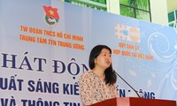 เวียดนามมอบเข็มที่ระลึกแก่รองหัวหน้าสำนักงานตัวแทนกองทุนประชากรของสหประชาชาติ