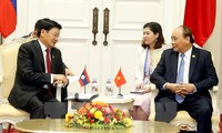 นายกรัฐมนตรีเวียดนามพบปะกับนายกรัฐมนตรีลาวและกัมพูชา