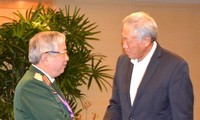 รัฐมนตรีว่าการกระทรวงกลาโหมเวียดนามมีการพบปะระดับทวิภาคีนอกรอบการประชุม ADMM ณ ประเทศสิงคโปร์