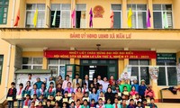 อัครราชทูตไทยประจำกรุงฮานอยมอบทุนการศึกษาให้แก่เด็กด้อยโอกาสในจังหวัดลาวกาย