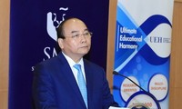 นายกรัฐมนตรีเวียดนามเข้าร่วมการสนทนาโต๊ะกลมกับบริษัทข้ามชาติของสิงคโปร์