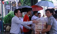 ชาวเวียดนามที่อาศัยในประเทศลาวบริจาคเงินช่วยเหลือประชาชนในแขวงอัตตะปือ