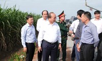 นายกรัฐมนตรี เหงวียนซวนฟุกลงพื้นที่ตรวจสอบโครงการก่อสร้างโรงงานแปรรูปผลิตภัณฑ์การเกษตรในจังหวัดเตยนิง