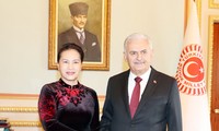 ประธานสภาแห่งชาติเวียดนามพบปะกับผู้นำตุรกี