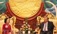 ผู้นำลาวยืนยันที่จะร่วมกับเวียดนามเสริมสร้างความสัมพันธ์พิเศษลาว-เวียดนาม