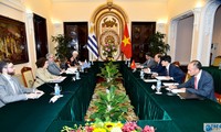 การประชุมทาบทามทางการเมืองระดับรัฐมนตรีช่วยว่าการกระทรวงการต่างประเทศเวียดนาม-มองโกเลีย เวียดนาม-อุรุกวัย