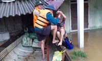 ผู้นำลาวและไทยส่งโทรเลขไต่ถามเรื่องเหตุน้ำท่วมในภาคกลางเวียดนาม