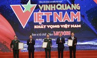 รายการ “เวียดนามที่รุ่งโรจน์”สดุดีบุคคลที่มีผลงานในการแข่งขันรักชาติ